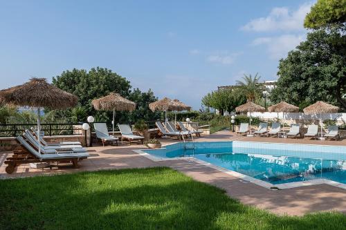 Πισίνα στο ή κοντά στο Alianthos Suites
