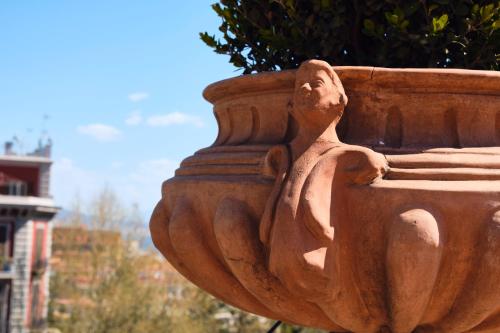 a large clay pot with a plant in it at Casa Rubinacci in Naples