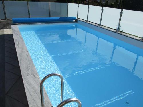 A piscina localizada em Haus Sonnenterrasse ou nos arredores
