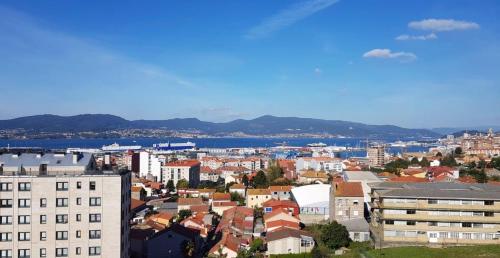 uma paisagem urbana de uma cidade com um rio e edifícios em Piso MiraCíes- Wifi- Parking- Vistas Ría de Vigo em Vigo