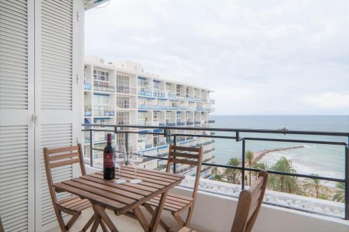 Skol Sea Views Apartments في مربلة: طاولة وكراسي على شرفة مع المحيط