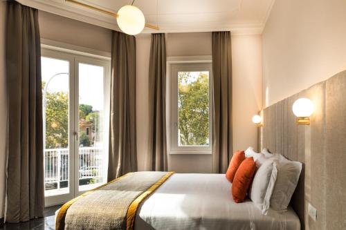 ein Schlafzimmer mit einem Bett und einem Fenster in der Unterkunft Villa Zaccardi in Rom