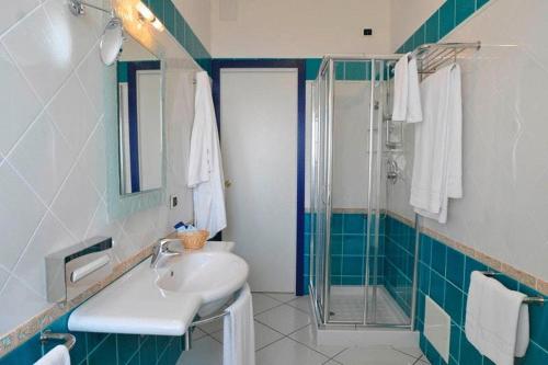 a bathroom with a sink and a shower at Villa Grachira in Fertilia