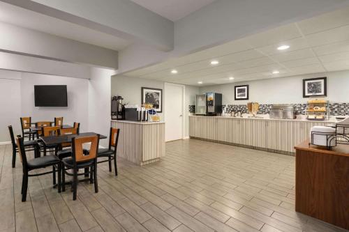 a restaurant with a table and chairs and a counter at Gatlinburg River Inn in Gatlinburg
