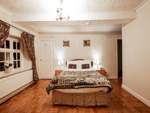 Postel nebo postele na pokoji v ubytování Wincham Hall Hotel