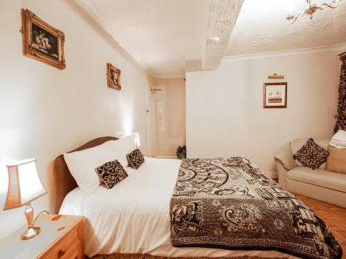 Postel nebo postele na pokoji v ubytování Wincham Hall Hotel