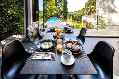 a black table with food on it on a patio at THE ADDRESS CASSIS in Cassis
