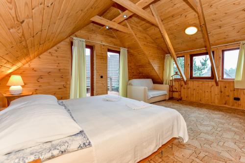 um quarto com uma cama grande numa casa de madeira em Aerodream Trakai em Antakalnis