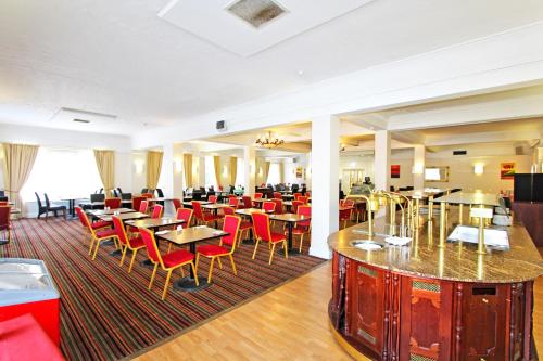 Un restaurante o sitio para comer en Britannia Bournemouth Hotel