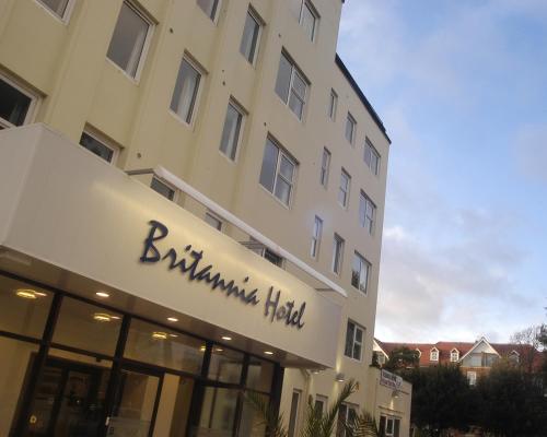 un edificio con un cartel en la parte delantera de un edificio en Britannia Bournemouth Hotel, en Bournemouth