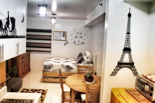 um quarto com uma cama, uma mesa e uma torre em CENTROPOLIS 1, Relax & Chill em Manila
