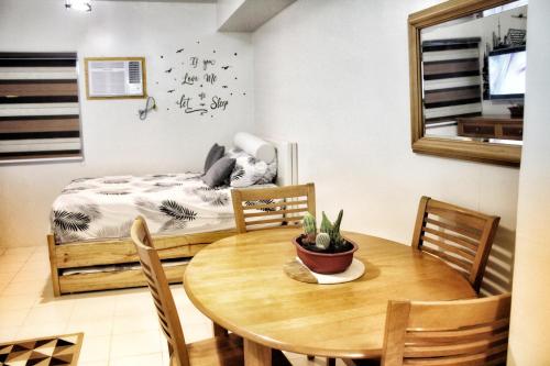 馬尼拉的住宿－CENTROPOLIS 1, Relax & Chill，小房间设有桌子和床