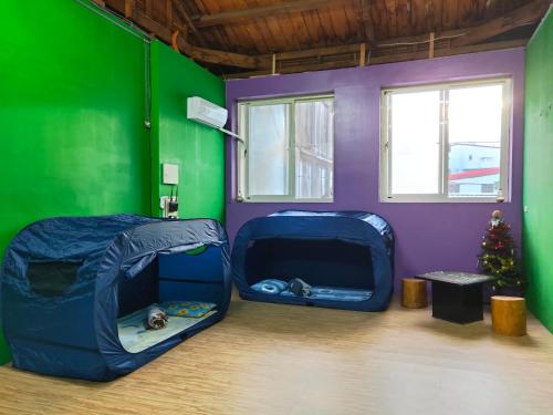 a room with a green and purple wall at 博愛泊旅讀心境 in Hualien City