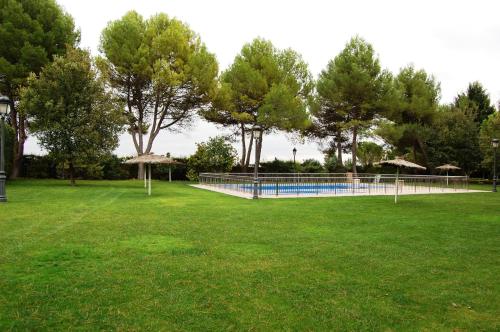 Piscina de la sau aproape de Hotel El Cortijo de Daimiel