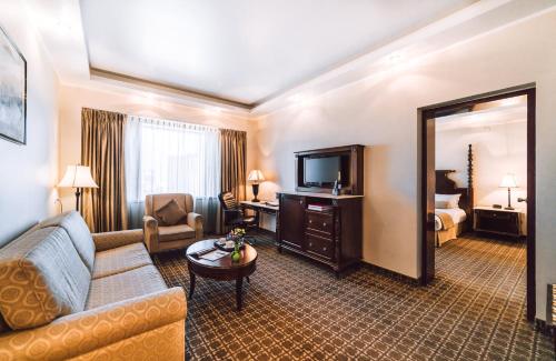 Televisyen dan/atau pusat hiburan di Chinggis Khaan Hotel
