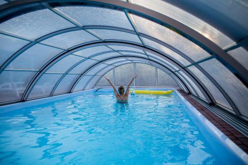 Der Swimmingpool an oder in der Nähe von Wisełka Domki Letniskowe NEMO