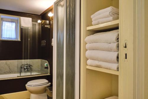 a bathroom with a toilet and a sink and towels at Casa Rubinacci in Naples