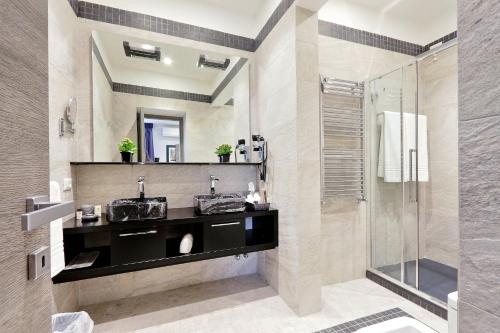 bagno con 2 lavandini e doccia di Houses&HousesVEDOROMA a Roma