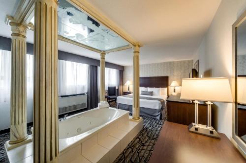Kylpyhuone majoituspaikassa Monte Carlo Inn Oakville Suites