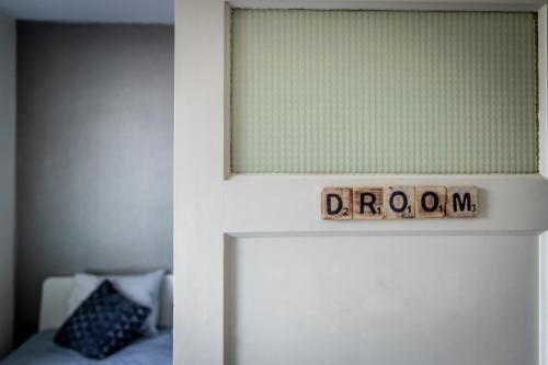 a door with a sign that says dream on it at B&B 1 uit de 100 in Ghent