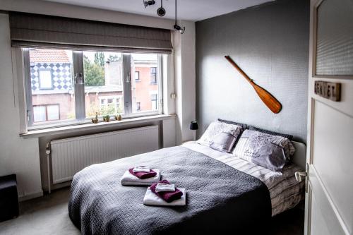 a bedroom with a bed with two towels on it at B&B 1 uit de 100 in Ghent