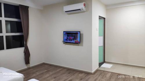 una camera con parete bianca e condizionatore d'aria di Mass Boutique Hotel a Mentekab