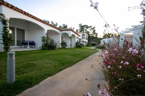 Κήπος έξω από το Limone Beach Resort