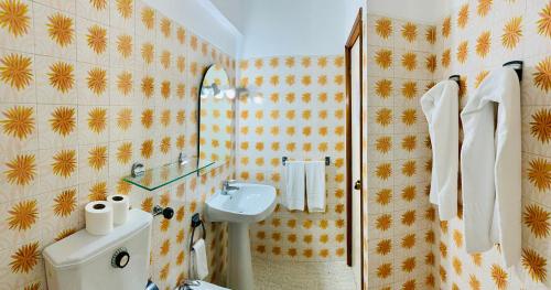 een badkamer met een toilet en een wastafel. bij Rosamar Apartamentos in Armação de Pêra