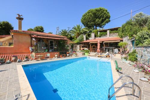 uma piscina em frente a uma casa em Absolute vacation luxury Villa Stratos near sea majestic view em Achladies