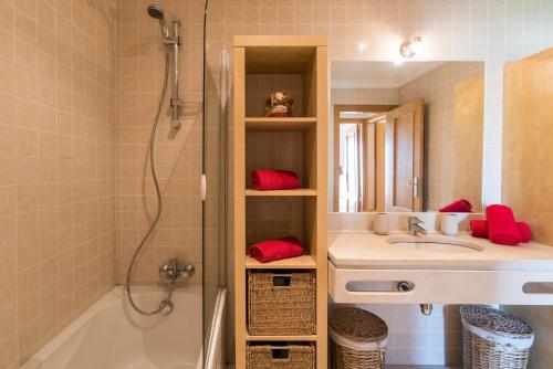 Ein Badezimmer in der Unterkunft Two Bedroom Duplex Apartment Vilamoura