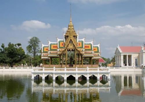 a building in the middle of a body of water at Subsopon in Phra Nakhon Si Ayutthaya