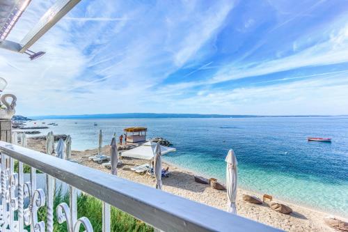 a view of the beach from the balcony of a house at Pansion Martin in Podstrana