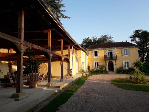 an outside view of a building with a courtyard at Clos du Gaja près de Jazz in Marciac in Troncens