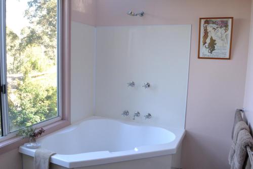 A bathroom at Bundle Hill Cottages