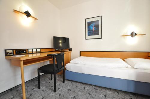 Una cama o camas en una habitación de Villa Waldperlach by Blattl