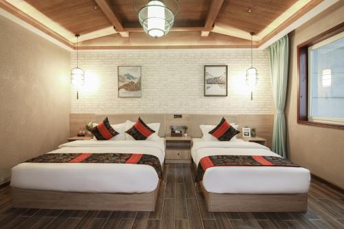 Postel nebo postele na pokoji v ubytování Zou Qu Ye Travel Hotel