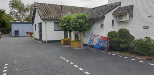 a blue bike parked next to a house at Gastenverblijf Aan de Bagijnstraat in Heumen
