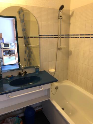 Un baño de Appartement Valfréjus 5 personnes au pied des pistes