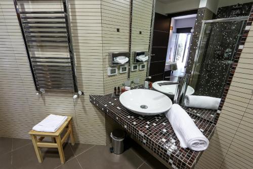 Bathroom sa Le Dune Resort