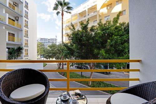 En balkon eller terrasse på Vilamoura Design with Pool by Homing