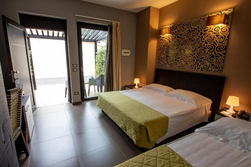 Un pat sau paturi într-o cameră la Le Dune Resort