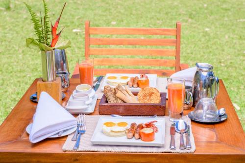 ナイロビにあるWindsor Golf Hotel & Country Clubの木製テーブル(朝食用の食材付)