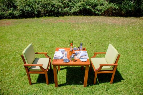 ナイロビにあるWindsor Golf Hotel & Country Clubの木製テーブル(椅子2脚付)