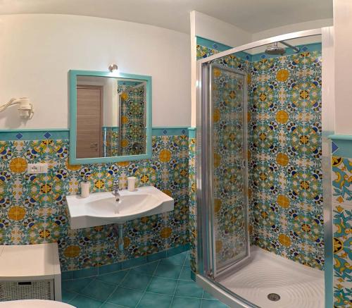 uma casa de banho com um chuveiro e um lavatório. em Agriturismo La Peppina em Massa Lubrense
