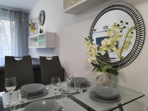 comedor con mesa con espejo y comedor en DWIE SOSNY - Apartament Morski Kryształ - SAUNA, JACUZZI, SIŁOWNIA, BAWIALNIA - 365PAM, en Ustronie Morskie