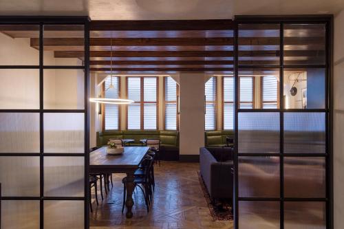 a room with a table, chairs and a window at ROOST Rittenhouse in Philadelphia