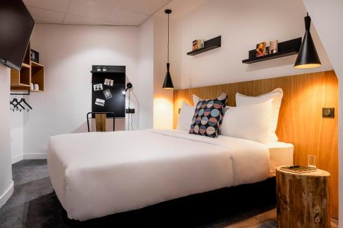 Uma cama ou camas num quarto em 9Hotel Bastille-Lyon