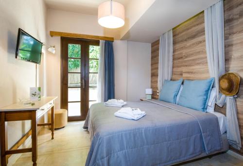 Un pat sau paturi într-o cameră la Evangelos Apartments