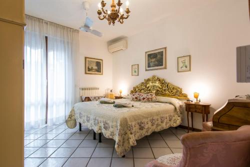 1 dormitorio con cama y lámpara de araña en Isabella Suite, en Florencia
