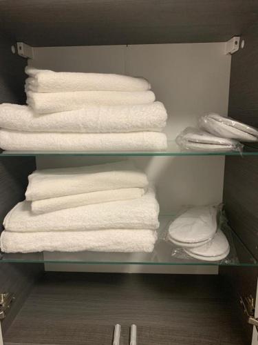 a closet with white towels on a shelf at Apartment Altstadt in Pirna